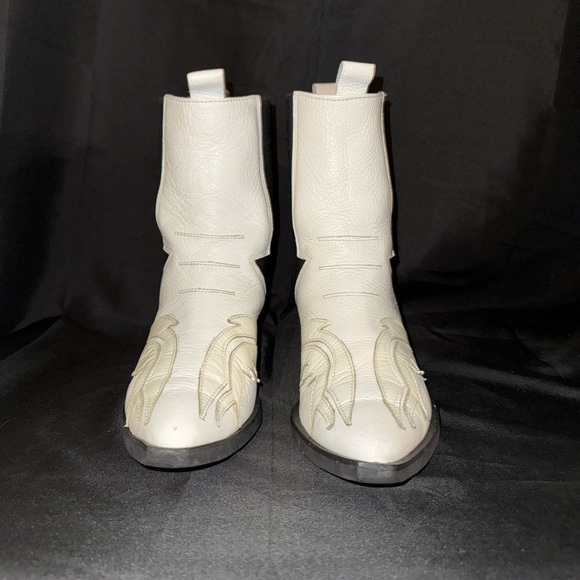 Stylish White and Black leather Women's Boots - Picture 11 of 11